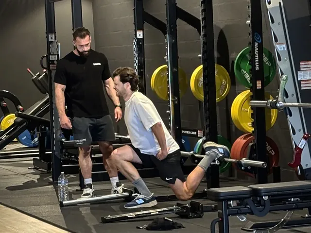 Dimitri Oeyen in de gym bij een split squat